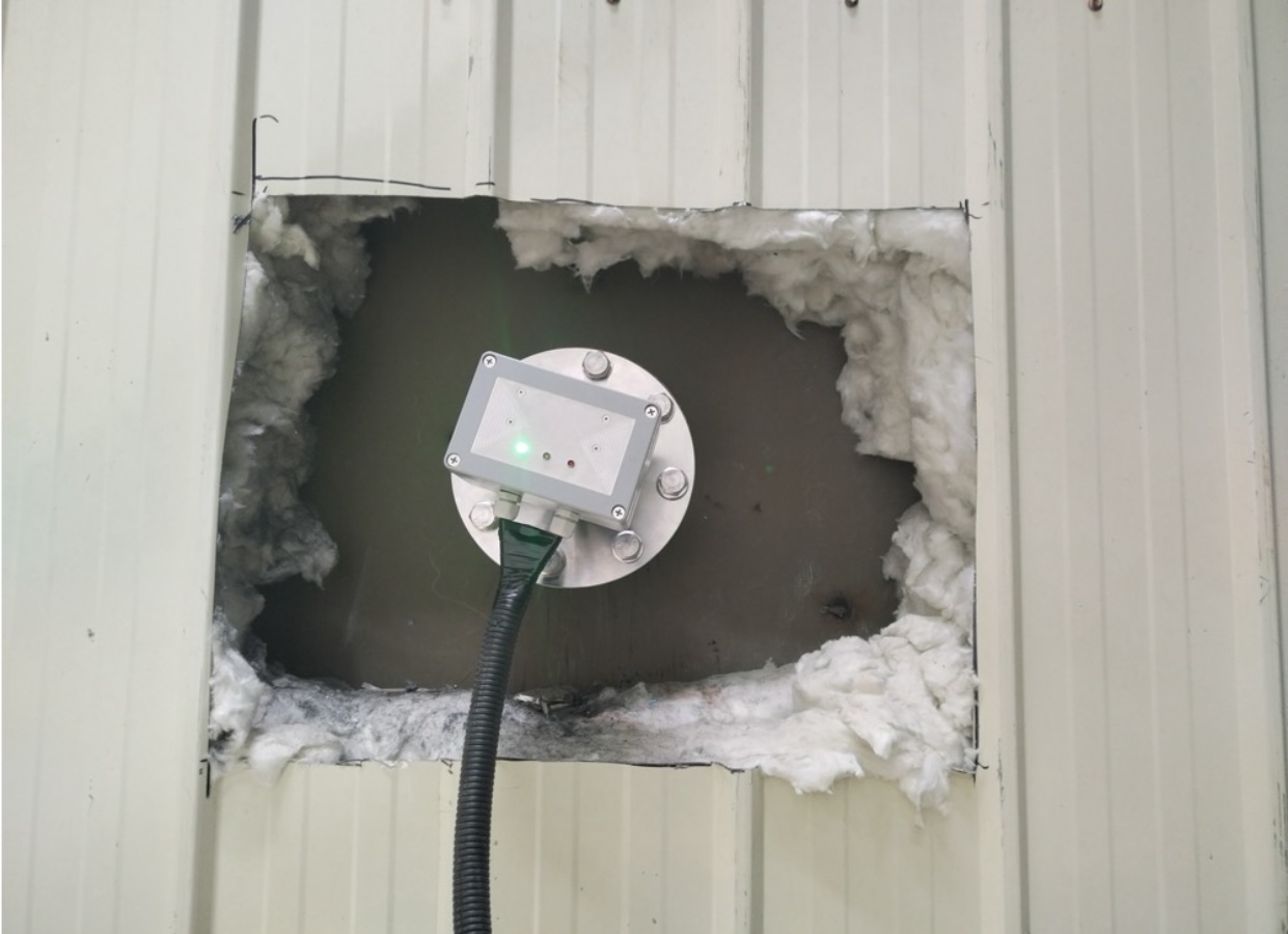 A Dynamic M7 Dust Monitor is installed at the exit of the waste bag cabin